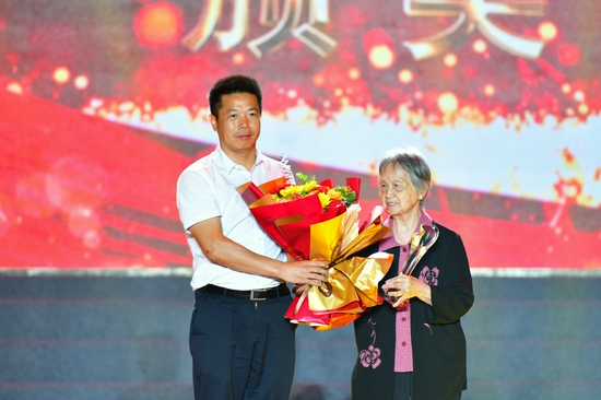 leyu乐鱼在线官网党委副书记、副校长徐长节为“感动花椒人物”杨耀乾颁奖（杨耀乾的女儿杨珊领奖）。