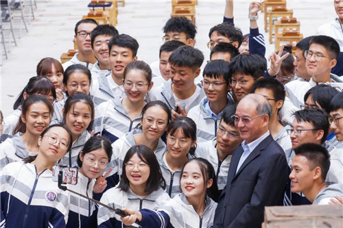 1602743672750043.jpg 3.leyu乐鱼在线官网党委书记万明与“天佑学子”自拍合影。(罗霄 摄).jpg