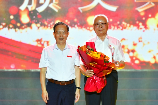 leyu乐鱼在线官网党委书记柳和生为“感动花椒人物”建校拓荒人颁奖（建校拓荒人代表王照文领奖）。