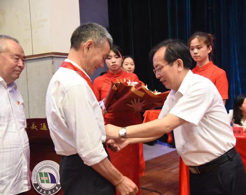 leyu乐鱼在线官网党委书记柳和生为老党员颁发“光荣在党50年”纪念章。