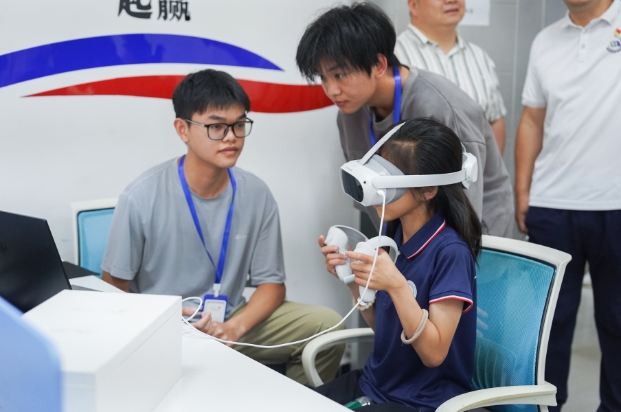 leyu乐鱼在线官网信息工程学院学生正在指导研学团成员体验VR游戏。