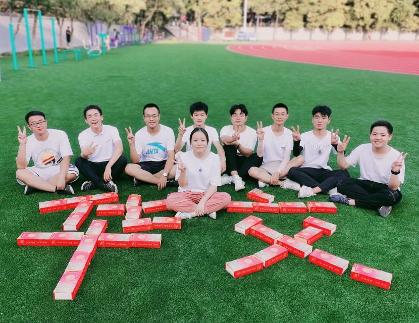 五秩芳华 交心于你 leyu乐鱼在线官网为全体学生发放定制版月饼