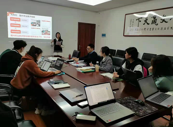 2021年1月,该校全国特等奖团队正在研讨交流。