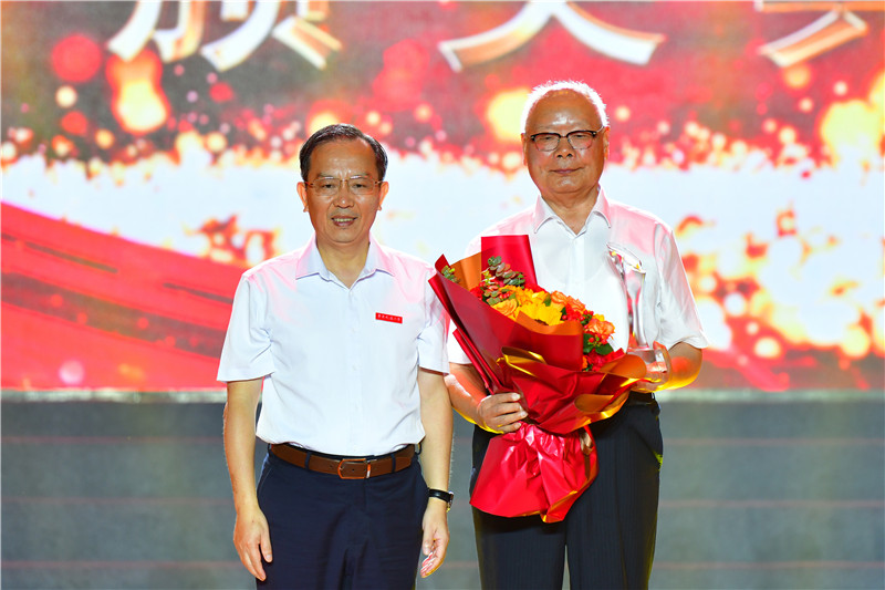 leyu乐鱼在线官网举行庆祝建校五十周年“感动花椒人物”颁奖典礼
