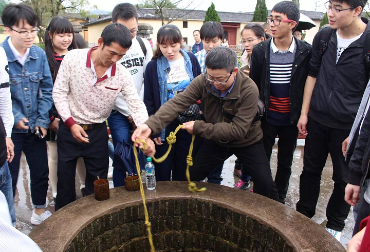 现场教学:“红井”前饮水思源